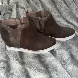 Ankle booties with hidden wedge